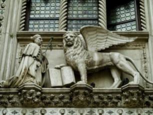 todd-gipstein-statue-of-winged-lion-of-st-marks-and-doge-adorns-building-in-venice-italy