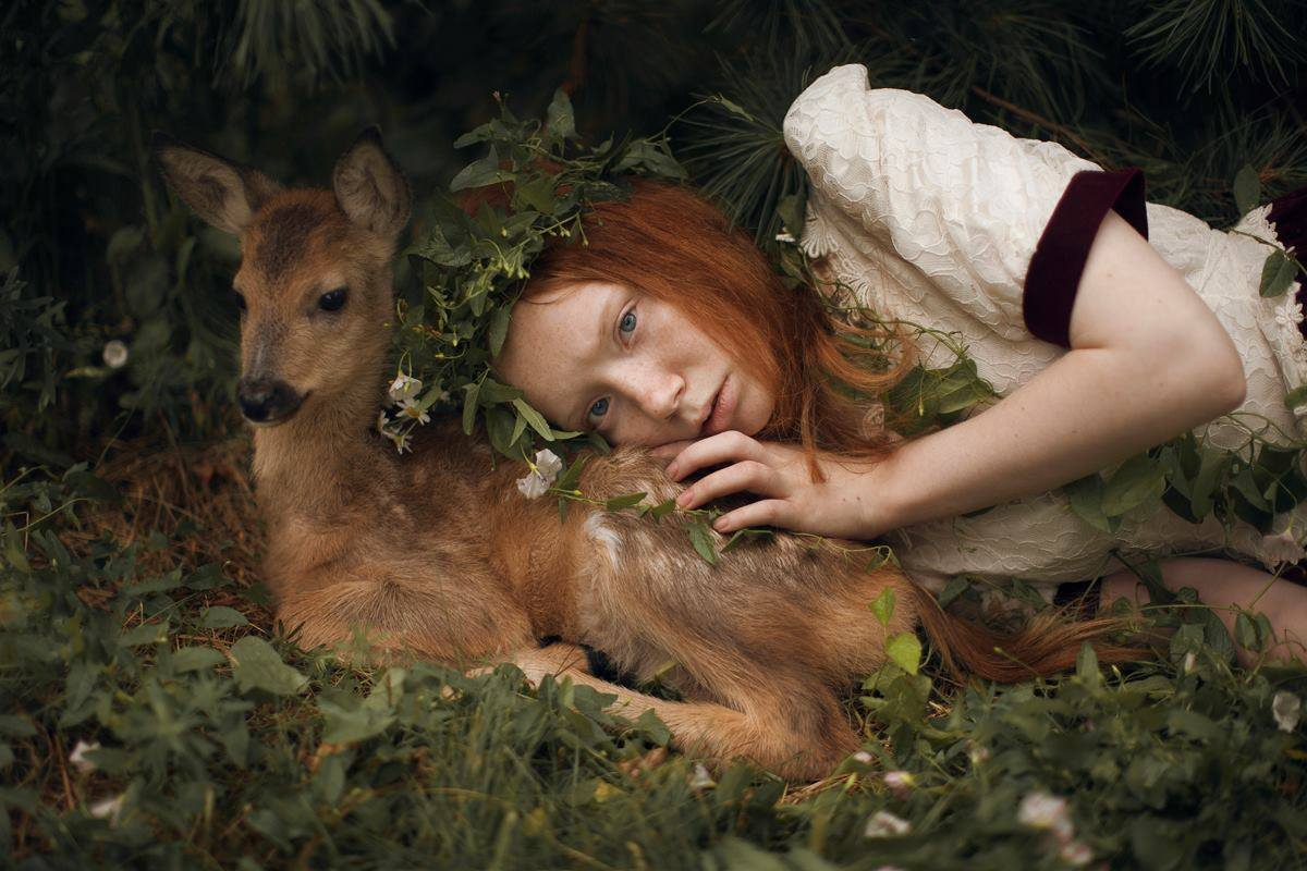 С молодыми животными девушки. Katerina Plotnikova. Фотограф: Katerina Plotnikova. Фотосессия с животными. Фотосессия с дикими животными.