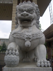 wuhan_cug_-_lion_statue_4201
